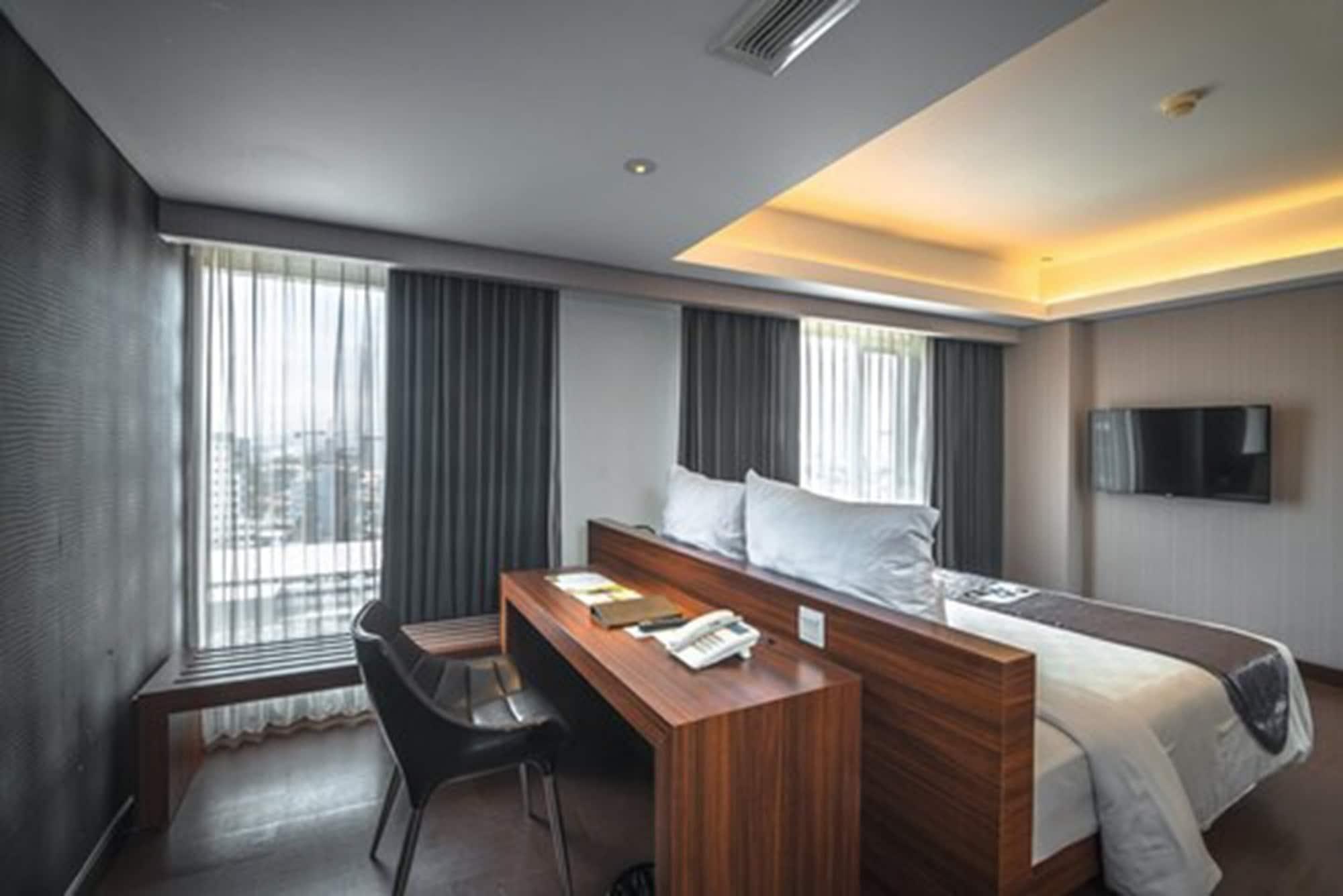 Crown Managed By Midtown Indonesia Hotel Surabaya
