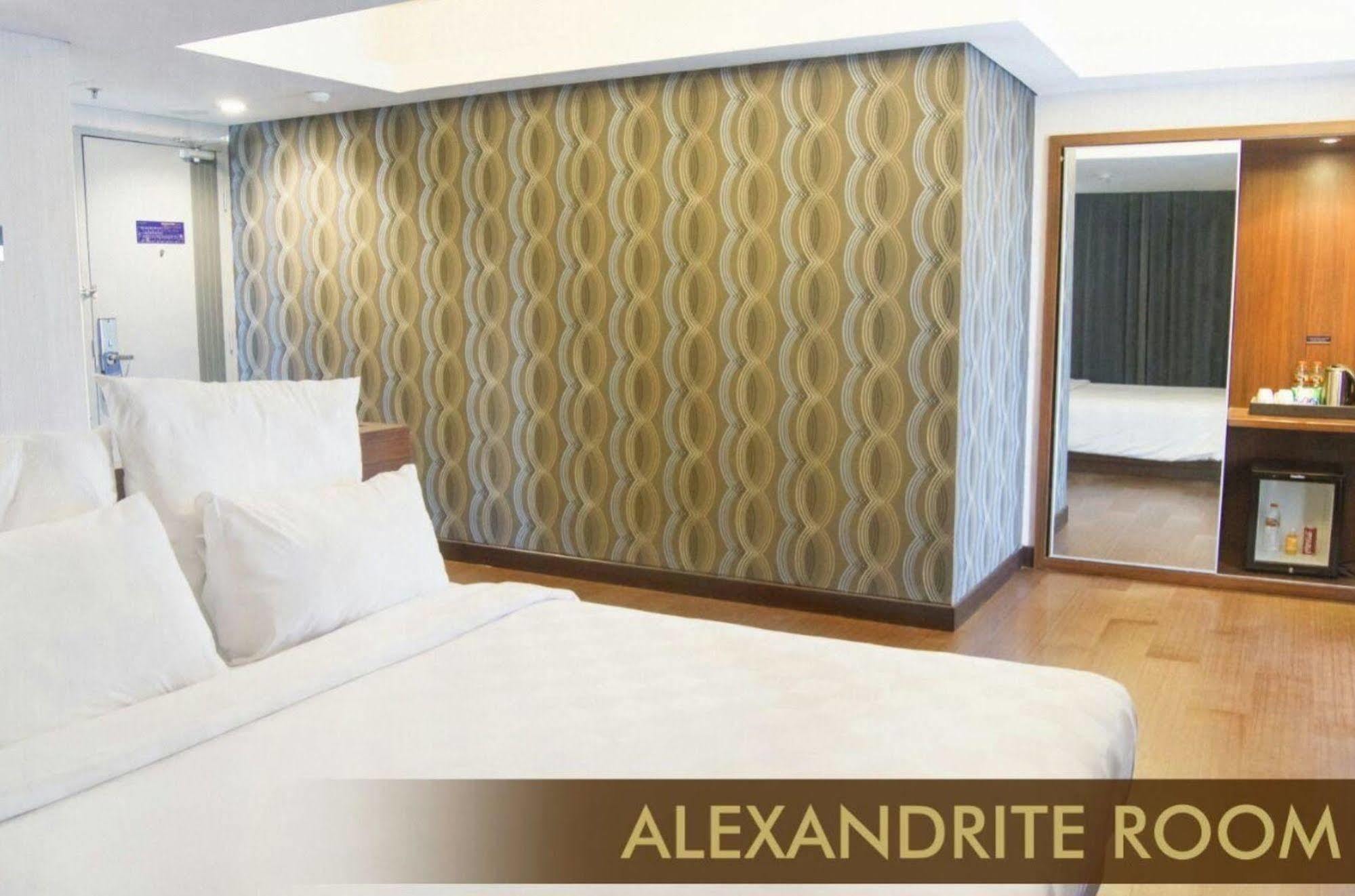 Hotel Crown Managed By Midtown Indonesia Surabaya